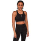 Model draagt de zwarte RS Women Stretch Tech Sports Bra Logo met zwarte legging