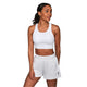 Model draagt de witte RS Women Stretch Tech Sports Bra Logo met witte short