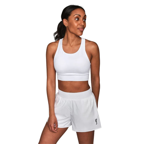 Model draagt de witte RS Women Stretch Tech Sports Bra Logo met witte short