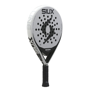 Siux Astra Ctrl 26 padelracket licht gedraaid, smal wit profiel met zwarte belettering