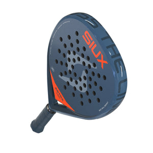 Siux Astra Hybrid 26 padelracket schuin van onderen met donkerblauwe grip in beeld