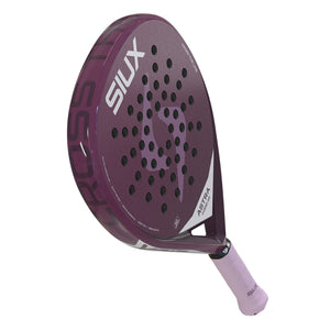 Achterzijde van het Siux Astra Hybrid Air 26 padelracket in paars met witte details