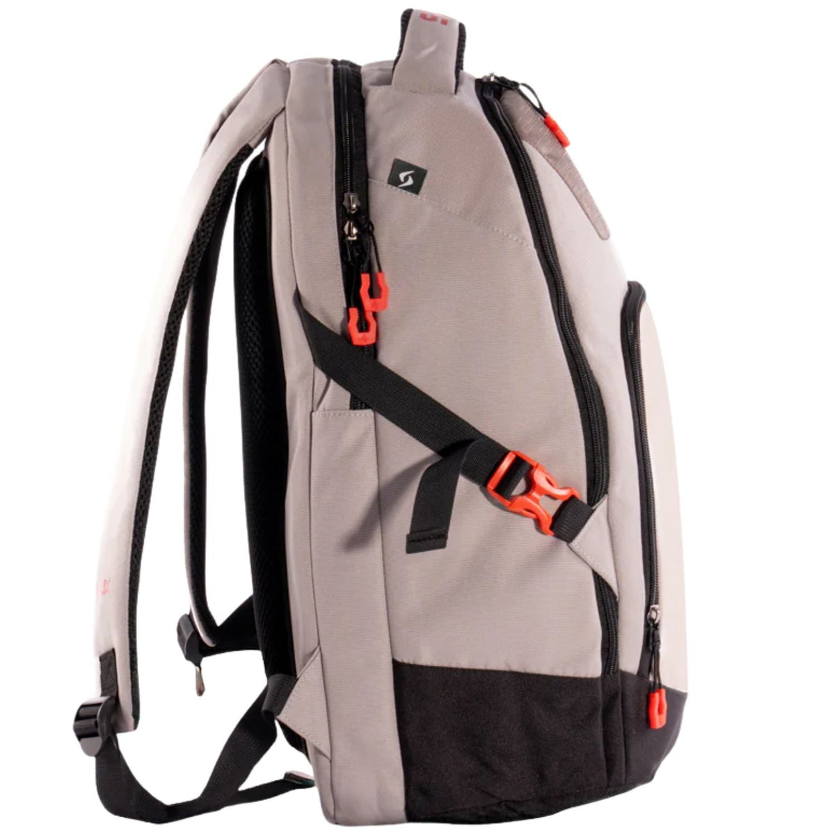 Zijaanzicht van de beige Siux Edge 2026 backpack met oranje gesp en zwarte onderzijde