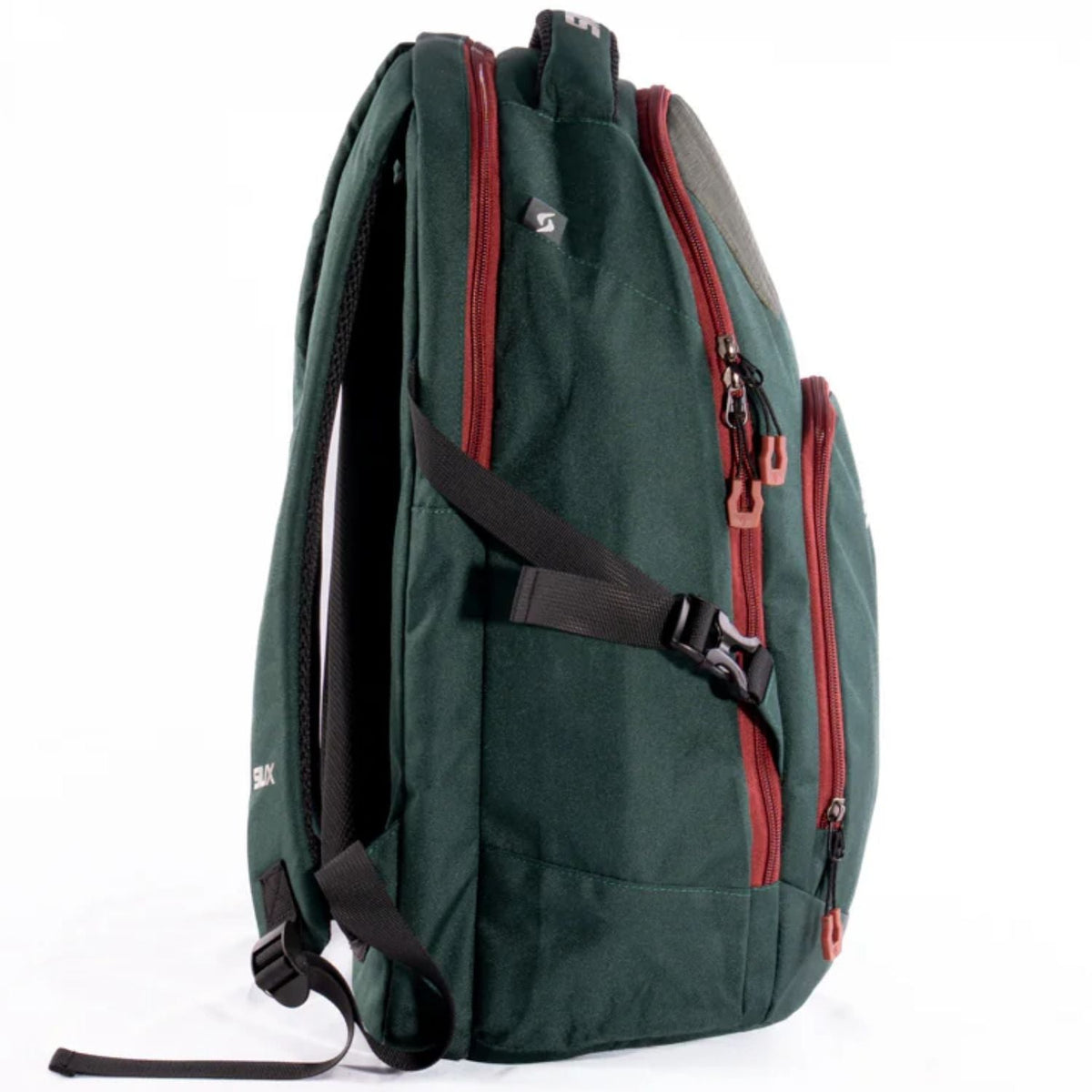 Zijaanzicht van de donkergroene Siux Edge 2026 backpack met rode rits en zwarte gesp