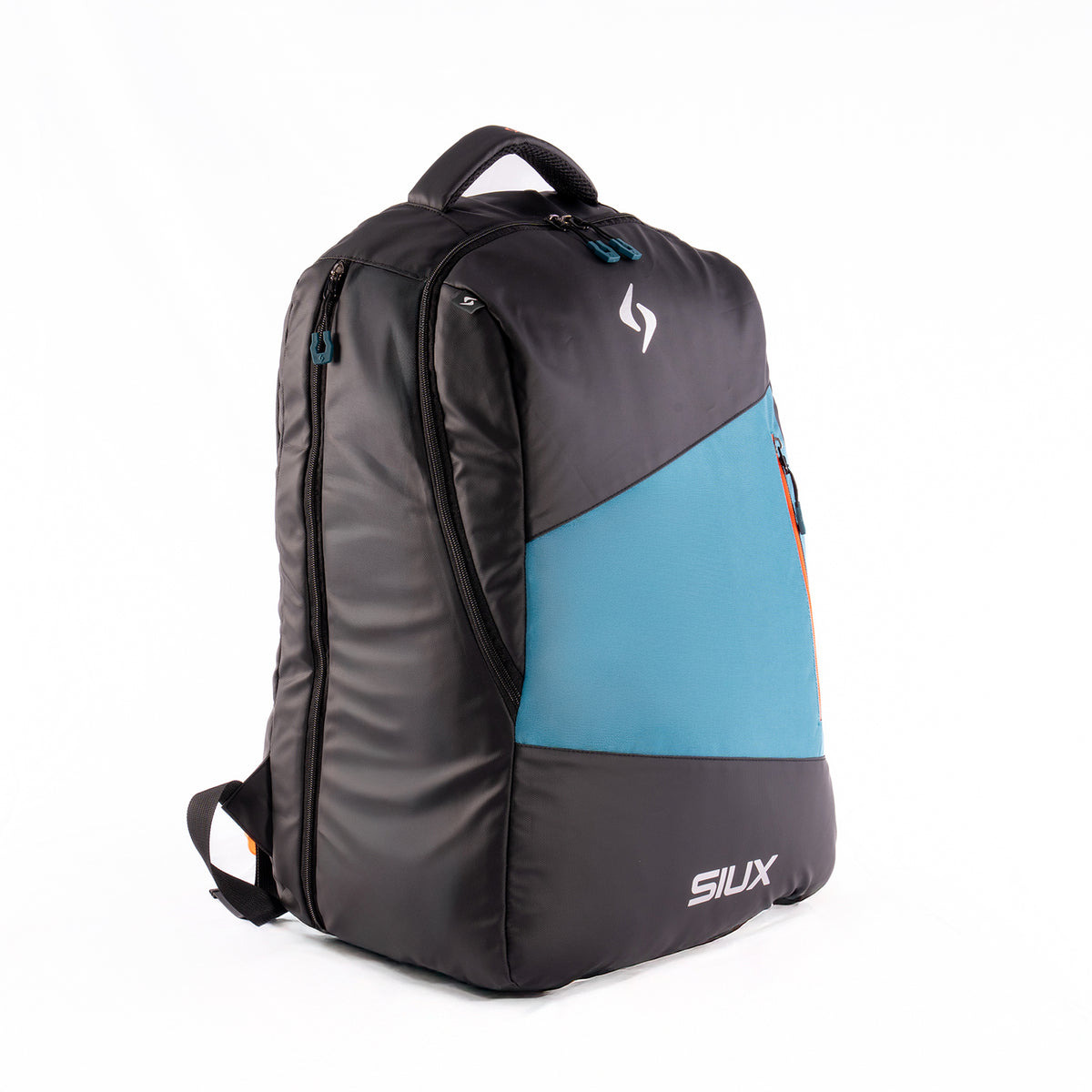 Schuin vooraanzicht van de Siux Nomad backpack in antraciet met petrolblauw zijvlak