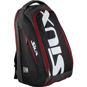 Zijaanzicht van de zwarte Siux Pro Tour backpack met rode ritsen en wit merklogo