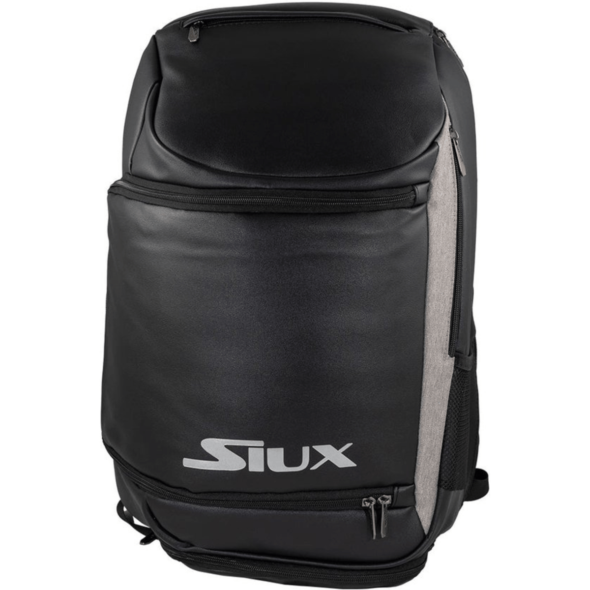 Schuin vooraanzicht van de zwarte Siux Backpack The Rook met grijs zijpaneel en wit logo