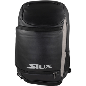 Schuin vooraanzicht van de zwarte Siux Backpack The Rook met grijs zijpaneel en wit logo