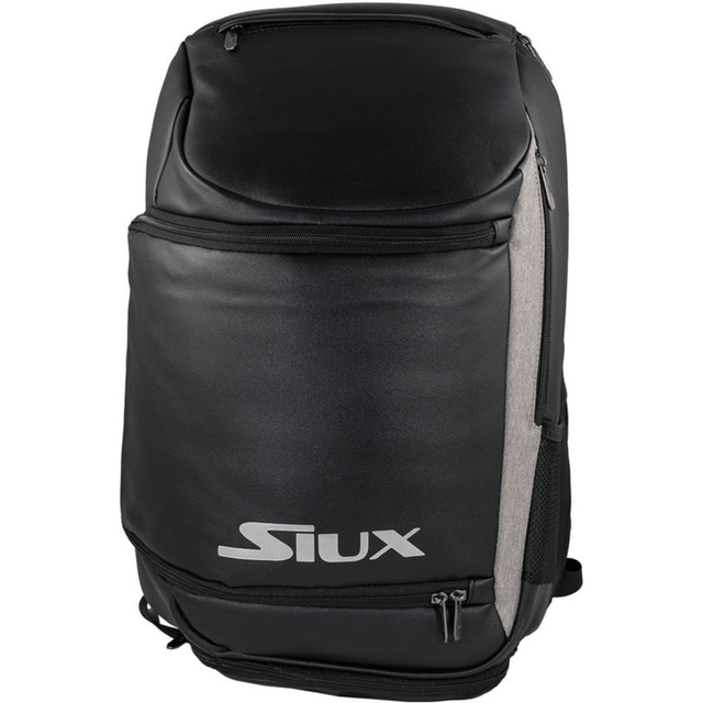 Schuin vooraanzicht van de zwarte Siux Backpack The Rook met grijs zijpaneel en wit logo