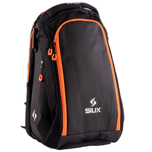 Vooraanzicht van de zwarte Siux Backpack Tour 2026 met oranje ritsen en wit Siux-logo