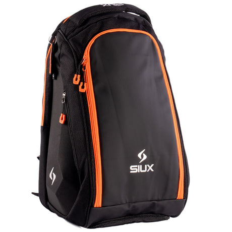Vooraanzicht van de zwarte Siux Backpack Tour 2026 met oranje ritsen en wit Siux-logo