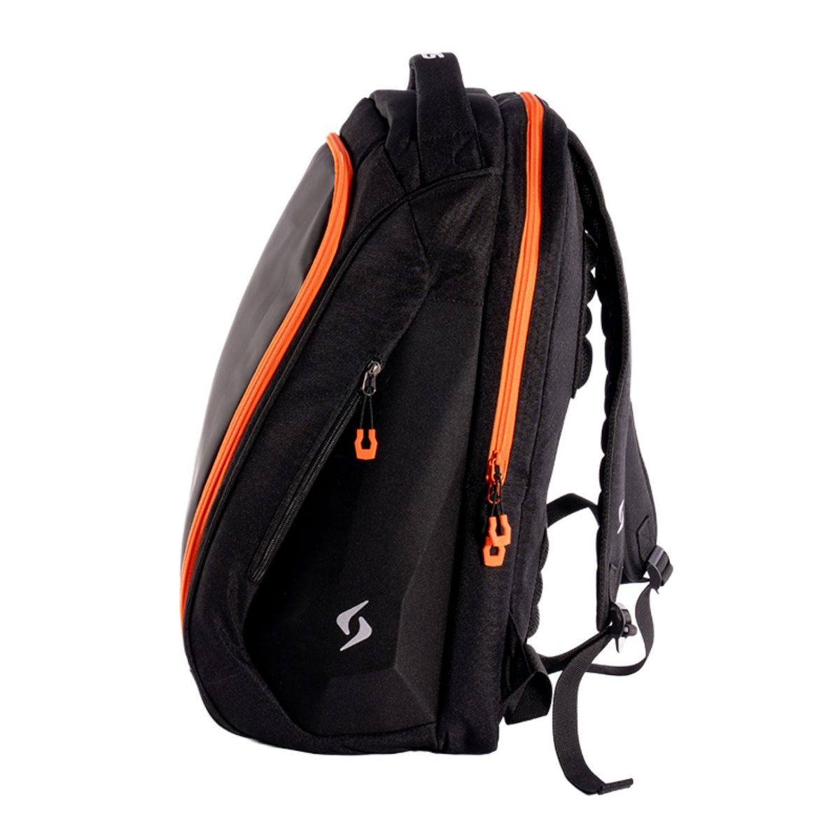 Zijaanzicht van de zwarte Siux Tour 2026 backpack met oranje ritsbaan over de zijkant