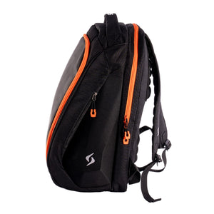 Zijaanzicht van de zwarte Siux Tour 2026 backpack met oranje ritsbaan over de zijkant