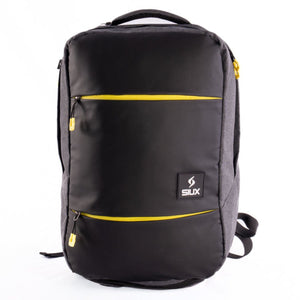 Vooraanzicht van de zwarte Siux Backpack Trail 2026 met gele ritsen en Siux-logolabel