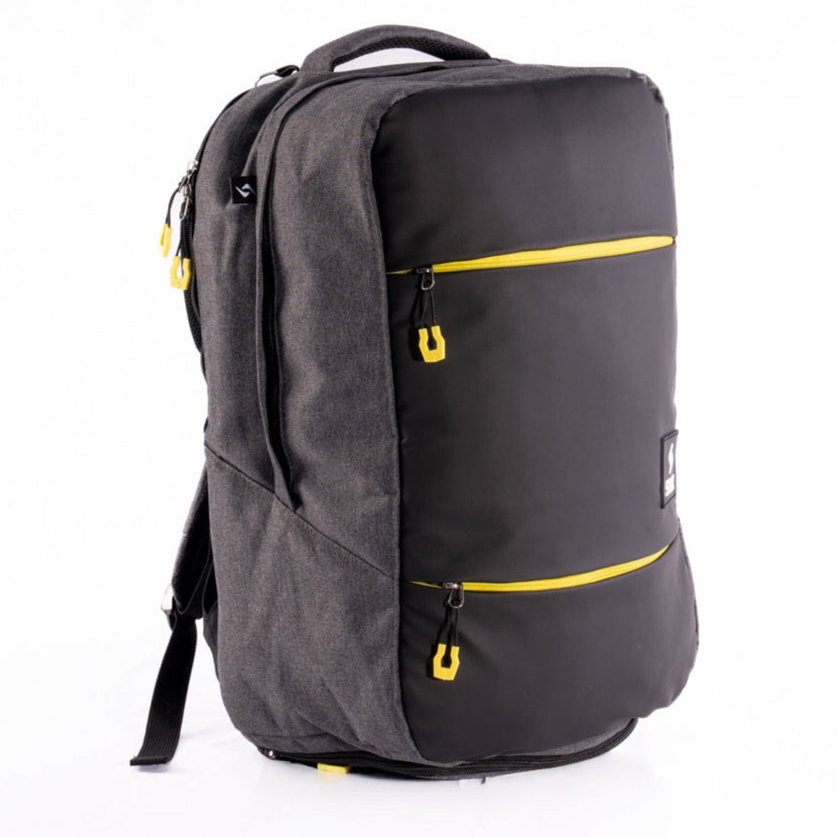 Driekwartaanzicht van de zwarte Siux Trail 2026 backpack met gele ritstrekkers en draaggreep