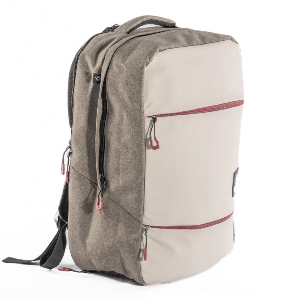 Driekwartaanzicht van de beige Siux Trail 2026 backpack met rode ritstrekkers en draaggreep