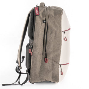 Zijaanzicht van de beige Siux Trail 2026 rugzak met kaki canvas zijkant en rood ritsdetail