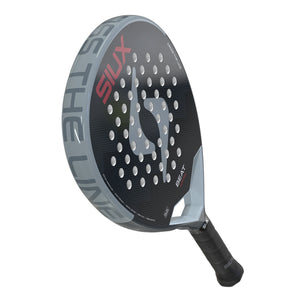 Achterzijde van het Siux Beat Control 3 26 padelracket in zwart met grijze letters