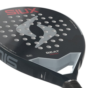 Close-up van het slagvlak van het Siux Beat Control 3 26 met grijs SIUX-logo