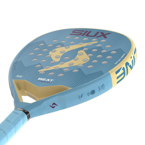 Liggend aanzicht van het Siux Beat Hybrid Air 3 26 met lichtblauwe grip en goud accent