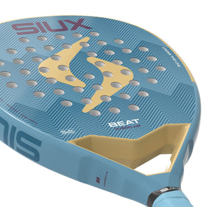 Close-up van het slagvlak van het Siux Beat Hybrid Air 3 26 met goudkleurig SIUX-logo