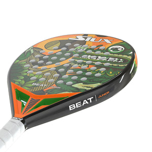 Siux Beat Junior juniorracket schuin van onderen met oranje frame en witte grip