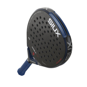 Siux Diablo Pro 26 padelracket schuin van onderen met donkerblauwe grip in beeld