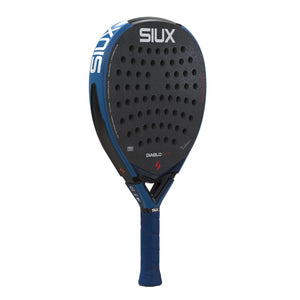 Siux Diablo Pro 26 in blauw licht gekanteld met blauwe grip en zwarte gaten