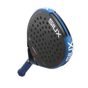 Blauwe Siux Diablo Pro 26 padelracket schuin van onderen met blauwe grip in beeld