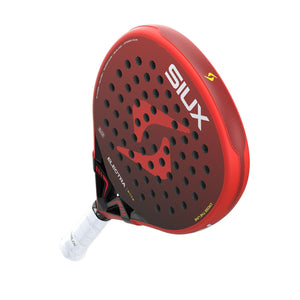 Siux Electra Elite 6 26 padelracket schuin van onderen met rode framerand in beeld