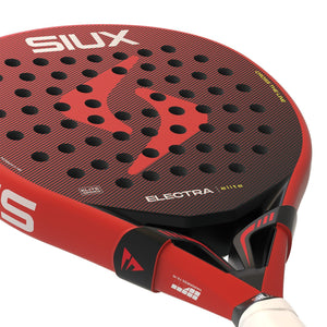 Close-up van het slagvlak van het Siux Electra Elite 6 26 met donkerrood logo