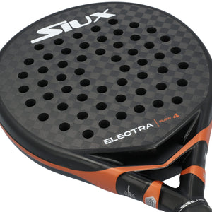 Close-up van het zwarte slagvlak van het Siux Electra Flow 4 met oranje framerand