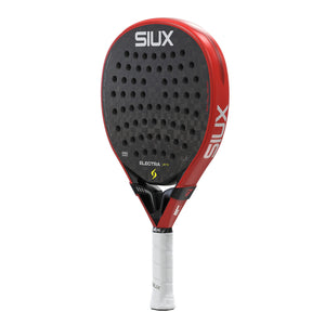 Rode Siux Electra Pro 26 padelracket schuin vooraanzicht met zwart slagvlak