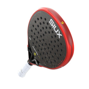 Rode Siux Electra Pro 26 padelracket schuin van onderen met witte grip in beeld
