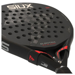 Detail van het slagvlak en hart van de Siux Electra Pro SE Black 2026 met rode accenten