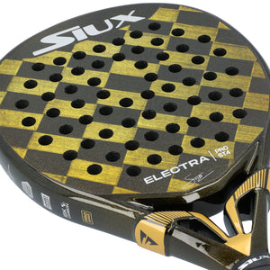 Close-up van het slagvlak van de Siux Electra ST4 Pro met goudkleurig ruitdessin