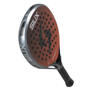 Achterzijde van het Siux Pegasus Elite 4 padelracket in terracotta met grijs frame