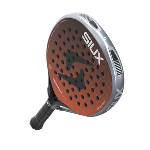 Siux Pegasus Elite 4 padelracket schuin van onderen met zwarte grip in beeld