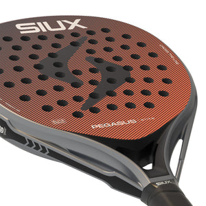 Close-up van het slagvlak van het Siux Pegasus Elite 4 met opdruk PEGASUS elite