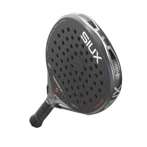 Siux Pegasus Pro 26 padelracket schuin van onderen met zwarte grip in beeld