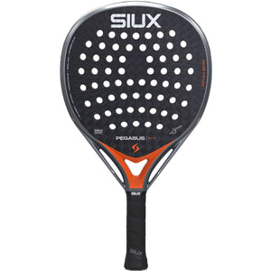Siux Pegasus Pro 26 padelracket in de oranje uitvoering, vooraanzicht met zwart blad