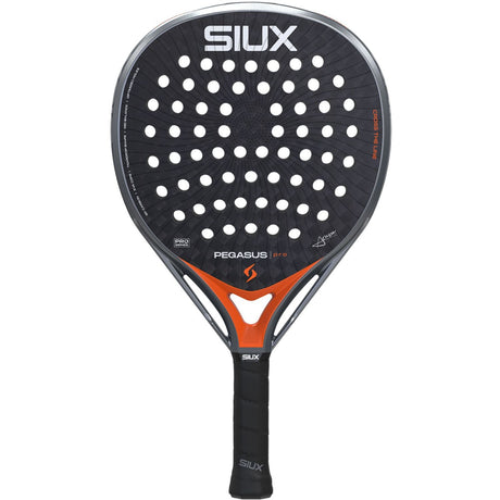 Siux Pegasus Pro 26 padelracket in de oranje uitvoering, vooraanzicht met zwart blad