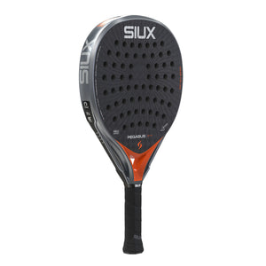 Oranje Siux Pegasus Pro 26 padelracket licht gedraaid met zwart gatenpatroon