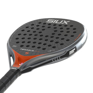 Liggend aanzicht van de oranje Siux Pegasus Pro 26 met wit SIUX-logo op het blad