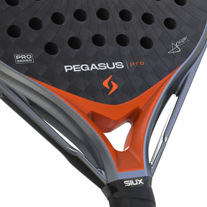 Detail van het hart van de oranje Siux Pegasus Pro 26 met opdruk PEGASUS pro
