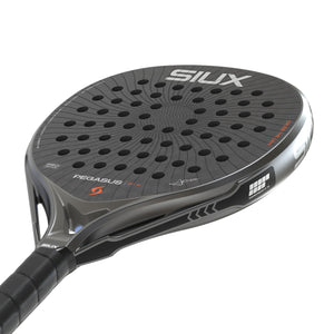 Liggend aanzicht van het Siux Pegasus Pro 26 met zwarte grip en wit SIUX-logo