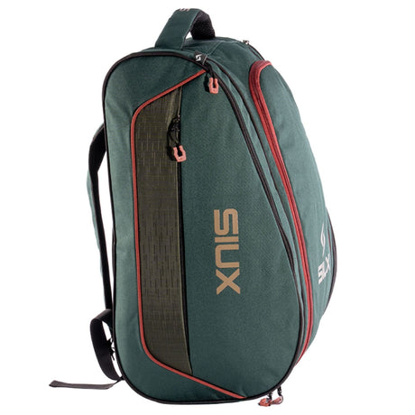 Vooraanzicht van de donkergroene Siux Racketbag Edge 2026 met rode ritsen en groot logo