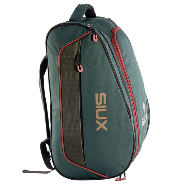 Vooraanzicht van de donkergroene Siux Racketbag Edge 2026 met rode ritsen en groot logo