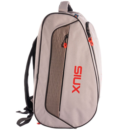 Vooraanzicht van de beige Siux Racketbag Edge 2026 met rood logo en zwarte draagbanden