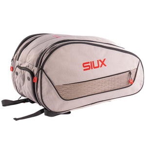 Liggende beige Siux Edge 2026 racketbag op de zijkant met rood Siux-logo en ritstrekkers